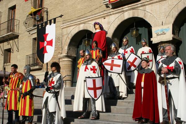 altoaragon's tweet photo. Todo listo para que #Monzón sea "capital histórica" por unos días. http://t.co/ChLIRuCLL2 http://t.co/HoTCvlZmRk