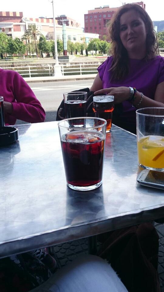 danielo_sm's tweet photo. Tragos con la profee!! Y encima invita ella oleé!!! http://t.co/WUB3YGPCX8
