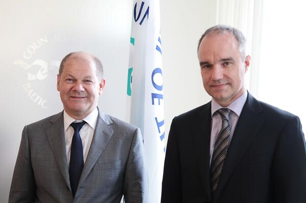 dgcbss's tweet photo. Yesterday received Hamburg Mayor @OlafScholz  - good talk on regional, school, research policy and labour cooperation http://t.co/TiL1Vtt1mf