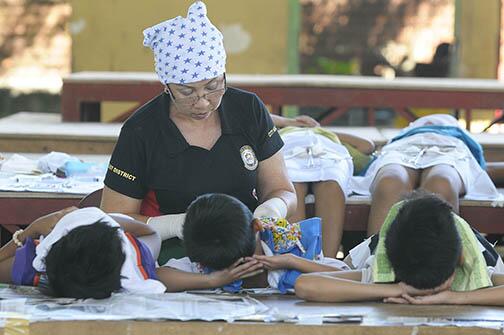 Froigallardo's tweet photo. SUMMER RITEI. A government physician performs circumcision procedure on several children in Cagayan de Oro, #summer http://t.co/fpzGMn1jLd