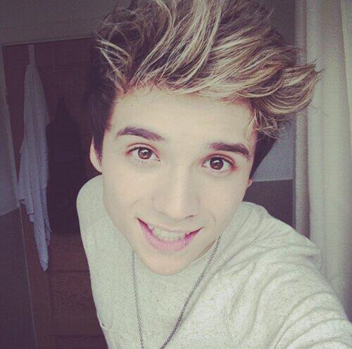 hateismyhero's tweet photo. @ElyarFox who is he?ahahha lol http://t.co/2PVbStvto7