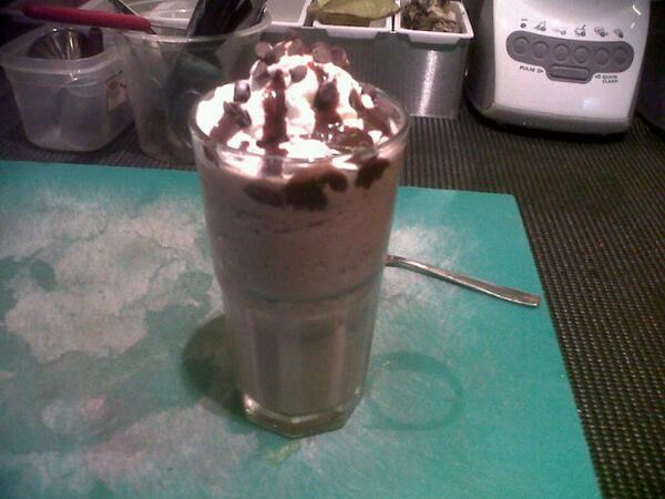 RamondTambunan's tweet image. Trouble Chocolate with vanchoco topping #beveragetraining