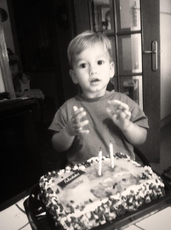 Feliz cumpleaños hijo mío!2añitos ya!gracias x cambiar m vida aquel 21 de mayo m siento orgullosisimo de ti TE QUIERO