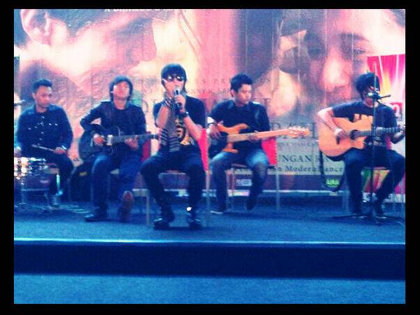 NEIMO_ID's tweet photo. At miko mall \m/ http://t.co/gw17LJrTx5