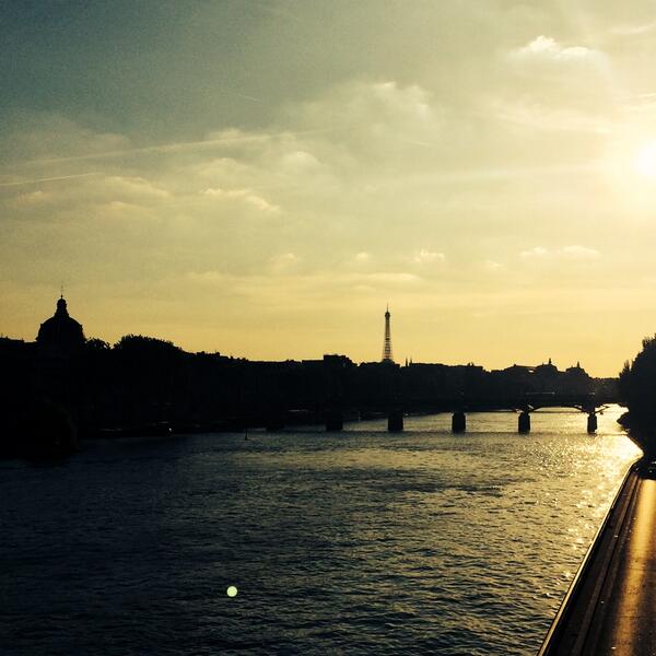 J_AdoreParis's tweet photo. RT Si quieres ver un atardecer en Paris.
http://t.co/857tALtvXn http://t.co/J9NUshUTKX