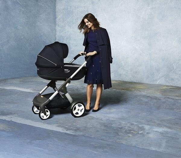 StokkeBaby's tweet photo. We roll back to black #NewFashion #Stroller #StokkeCrusi http://t.co/7xwhf3Nnxz