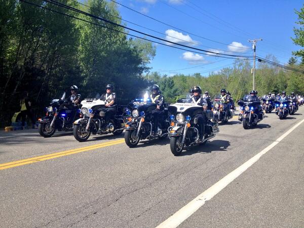 MarissaWGME's tweet image. Motorcycles lead procession for fallen officer Steve #Arkell