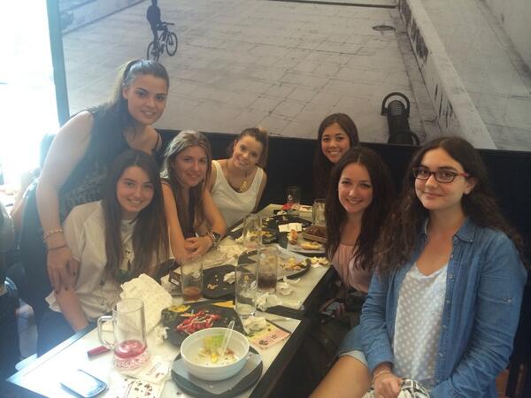 Raquelventurap's tweet photo. Cumpleañera MUY FELIZ 💕👭 http://t.co/MumEJW58tO