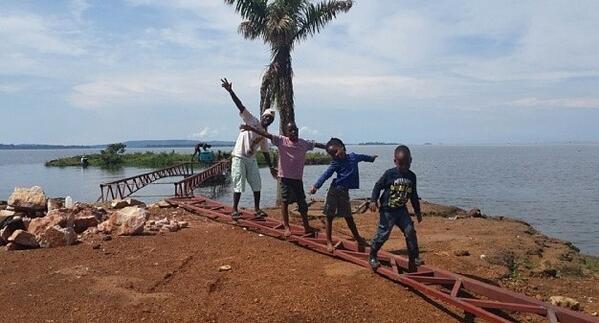 AfricanComodo's tweet photo. Happy time wit dem yout. http://t.co/fgO7wvfg26