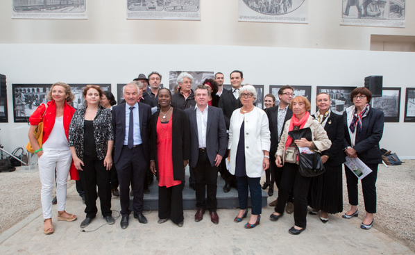 C_Demontes's tweet photo. Une photo avec les artistes lors de l'inauguration de l'Été du #Sénat, le 20 mai http://t.co/pGzv3x5ZWH