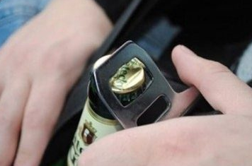 _LifeHack's tweet image. Use the metal part of your seat belt to open beers while driving