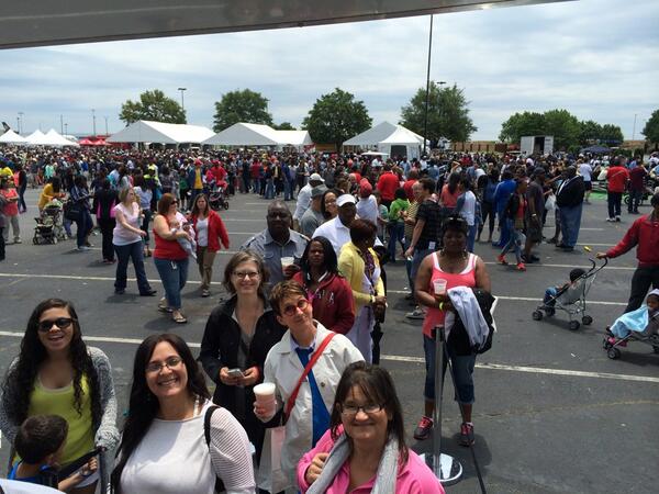 nicetoMeadya's tweet photo. All the hungry people want @MasalaFresh, just look how happy! http://t.co/WK0yhFvrOx