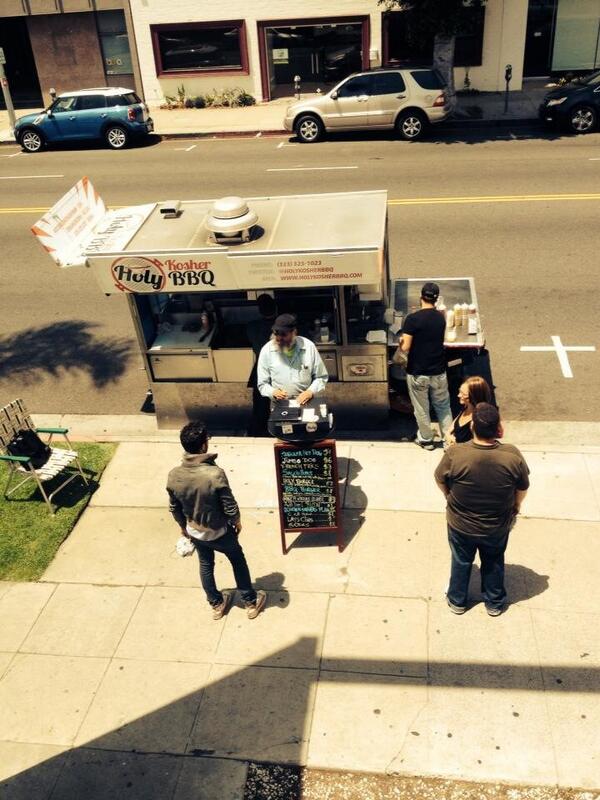 HolyKosherBBQ's tweet photo. Its a fun day outside the @LAKabbalah come for lunch till@4pm http://t.co/NJZOYnXV66