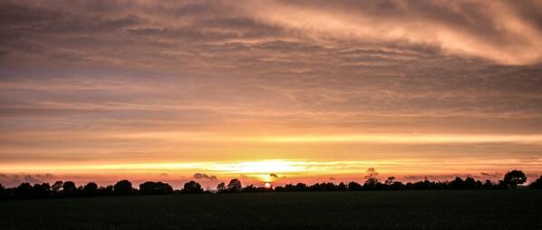 Ctrdaniels's tweet photo. #painesmanorsunset @paulinedaniels @bryonydaniels @daniels_oliver @suziemmdaniels http://t.co/fM5aFbaxsv