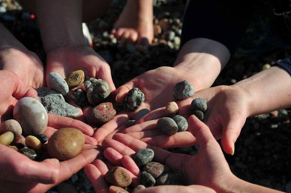 Šodien, kopā ar mazajiem palīgiem, braucām meklēt pateicības akmeņus. Atradām pašus skaistākos!