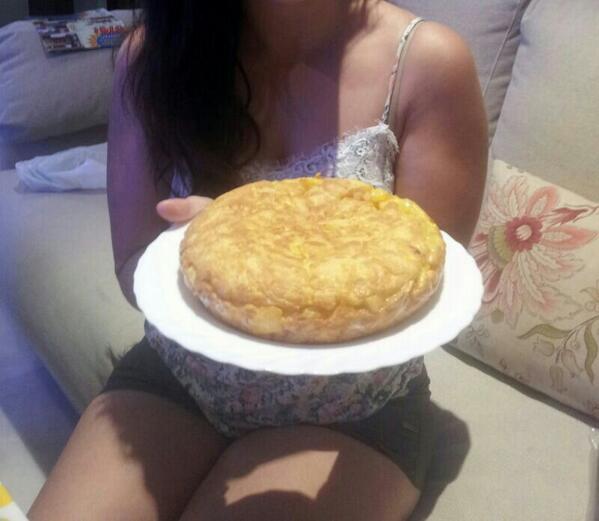 PatriciaRPZ's tweet photo. Despues d + d un año viviendo bajo el mismo techo nuestra primera tortilla de patatas no ns salio nada mal! @cotyfme http://t.co/rKpme1n892