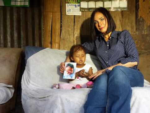 carmendominicci's tweet photo. Con el ojito colgando quedo esta pequeña, víctima de un tumor canceroso..En minutos en @AlRojoVivo x @Telemundo http://t.co/9VonlCGSVX