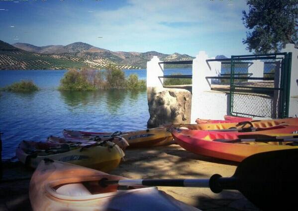 Aluaes's tweet photo. El #PantanoDeIznajar está a tope, alguien se anima a dar una vueltecita con los #kayaks ??? #alua te lo pone fácil http://t.co/K6lpVQiIOj