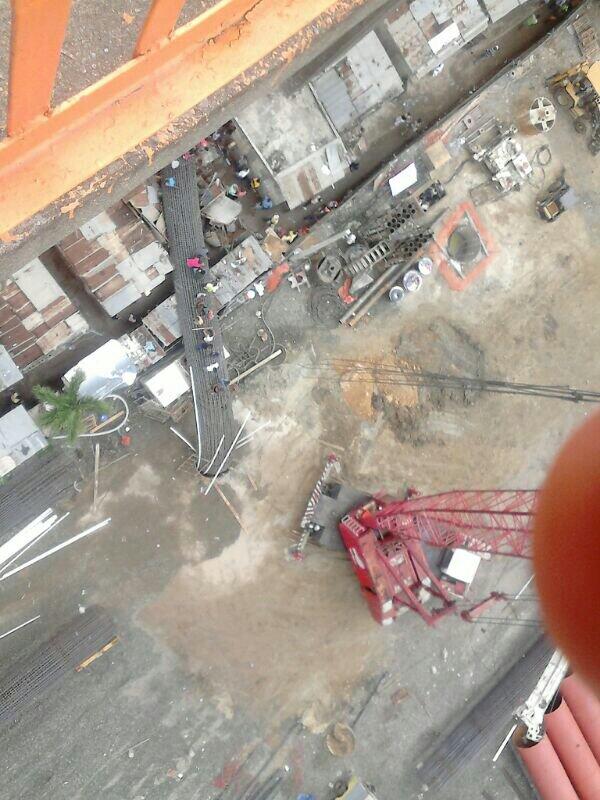 IngUASD's tweet photo. Mujer y niña de 2 meses heridas al desplomarse una viga en la construcción de la segunda línea del metro @MedUASD http://t.co/vMeQnGXfAB
