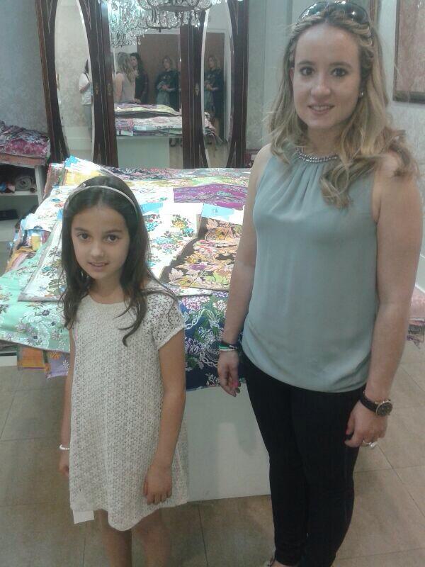 FallesDenia's tweet photo. Candela Pastor i Carla Petrie, FFMM Dénia 2015, acudixen a @VIVESYMARI per elegir la tela del tratge #FallesDénia2015 http://t.co/xVJbnY68eO