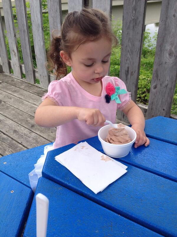 callierisch14's tweet photo. Ice cream with the coolest 3 year old in know #lickitysplit http://t.co/YYX5xaasHx