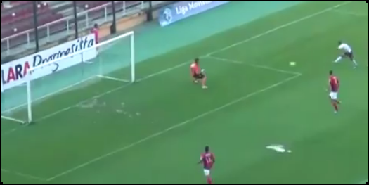 CNNChile's tweet photo. [VIDEO] Árbitro anuló un insólito gol al jugador del Carabobo FC de Venezuela http://t.co/DL7OtY9qrw #CNNChile http://t.co/UX1cKSg9bT