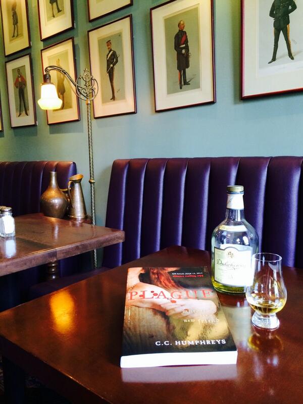 TheOxleyTo's tweet image. This seems to be a good way to spend an hour or two. Thanks to @HumphreysCC &amp;amp; @RandomHouseCA for the seek peek!