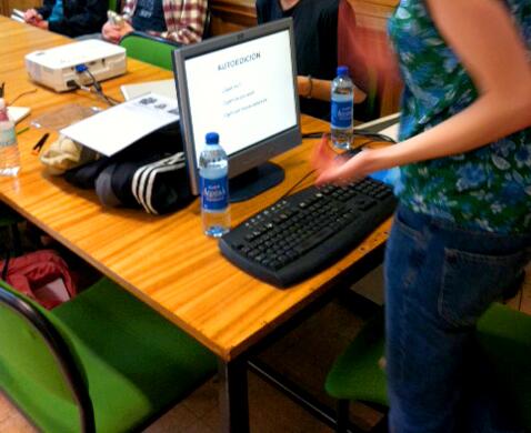 Ofizine's tweet photo. Ayer en la charla Autoedición y Ley con Desiree Bressend en la biblioteca de @bellasartesUCM @BComplutense http://t.co/XwN2xg5rqt