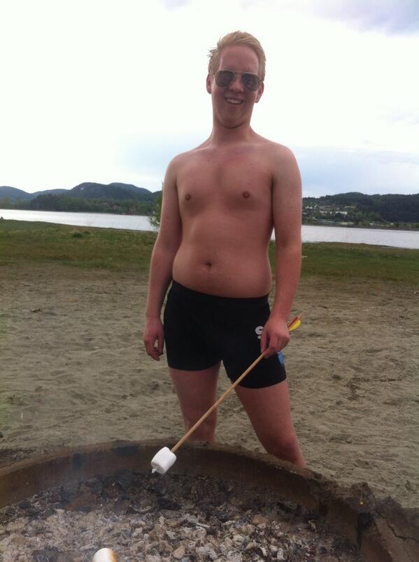 JrgenAakervik's tweet photo. Badetiss, pilotbrilla å marshmallows #saynomore http://t.co/Sqf7b7xP69