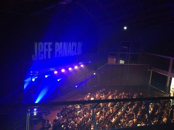 RibotJulien's tweet photo. Plus que quelques minutes pour voir Jeff &amp; Jean-Marc en chair et en poils ! @Jeffpanacloc #spectacle #OneMan http://t.co/Lu5XlrCIxj