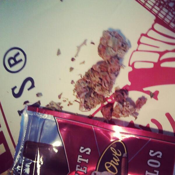 MackNigga_Debo's tweet photo. This how im startin my after non off wit good purple loud #Face time http://t.co/e92e7qGYV5