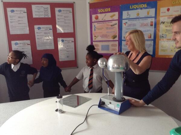 wallenvictoria's tweet image. Experimenting at the last science session @ShirelandCA with @Vic ParkAcademy #funandscience