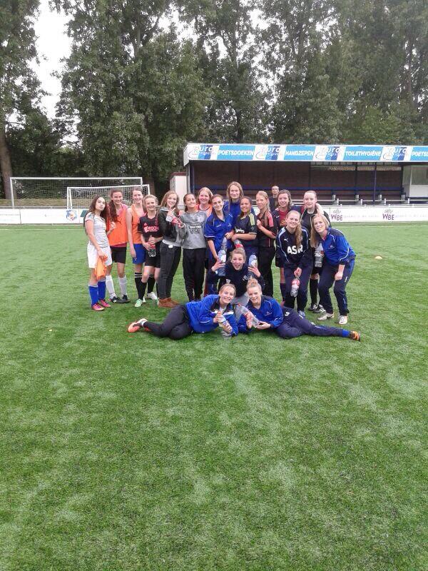 VDLMB1's tweet photo. Heel de MB2 nat gemaakt met het watergevecht haha ! http://t.co/R1bNLmB4Uk