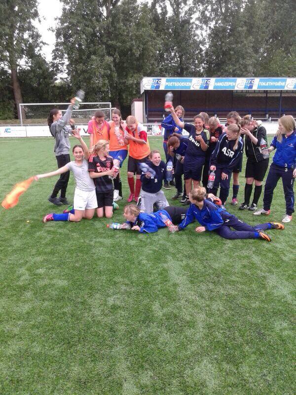 VDLMB1's tweet photo. Heel de MB2 nat gemaakt met het watergevecht haha ! http://t.co/R1bNLmB4Uk