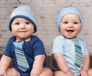Как одеваются близнецы. Clermont twins арестованы. Одежда для двойняшек. Одежда для новорожденных близнецов. Одеть ребенка.