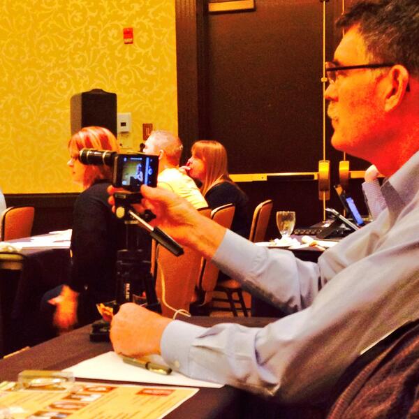 tonycecala's tweet image. How @gwickes gets ultracrisp photos of @KendallAnne #visualweb #dfwsem