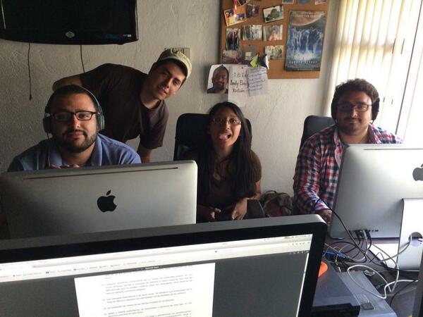 de6a7's tweet photo. Mientras estaban grabando el programa de hoy @jalaldubois y @rpadpre ahí aparecen #DjTurco #Beto #Normita y #MIjo http://t.co/mNX4ZMAv5g