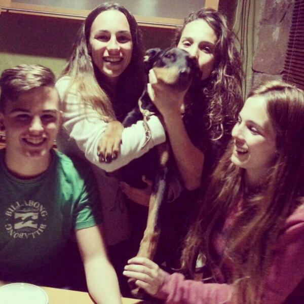 Uli779's tweet photo. Ahí como os  hecho de menos @andrea6d2  @martaseisdedos  @gabi6d2 http://t.co/vM91hh8AAO