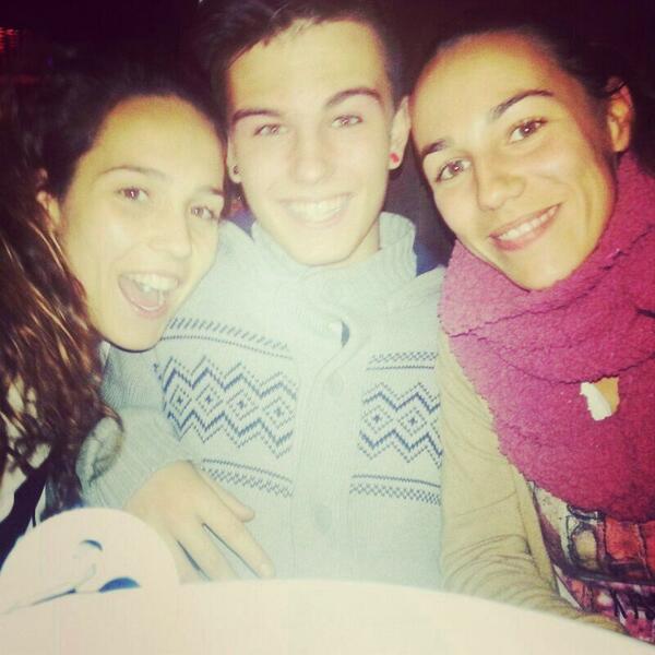 Uli779's tweet photo. Ahí como os  hecho de menos @andrea6d2  @martaseisdedos  @gabi6d2 http://t.co/vM91hh8AAO