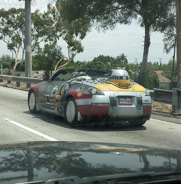 TerrySHara's tweet photo. #lapd Is this considered distractive driving? http://t.co/iUaOOhY1mj