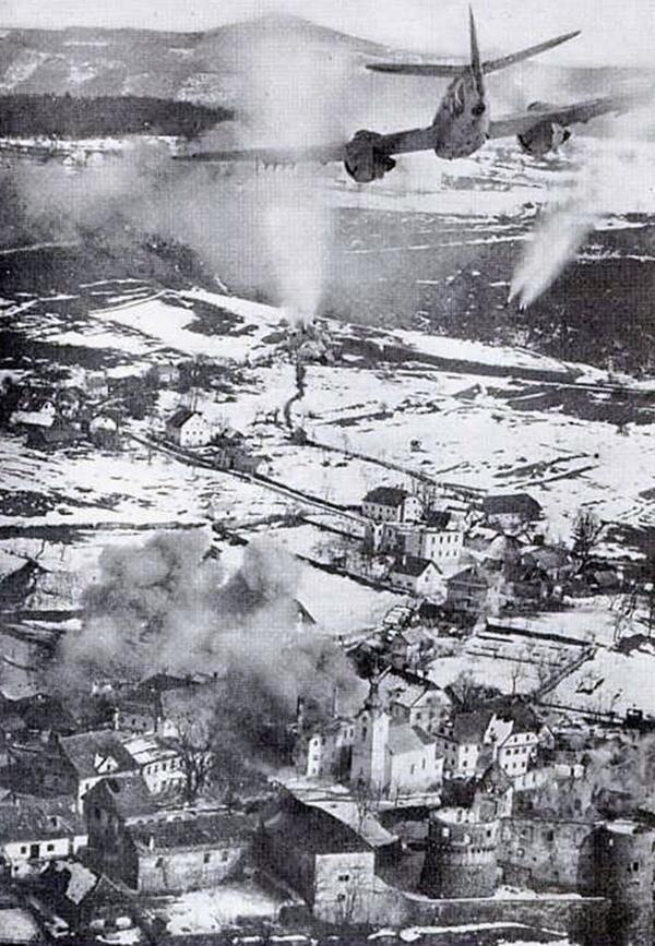 HistoriaIIGM's tweet photo. Un Bristol Beaufigther lanza sus cohetes contra pueblo de Eslovenia . Impresionante foto. @muyhistoria @WW2enimagenes http://t.co/TQPEvvUmLG