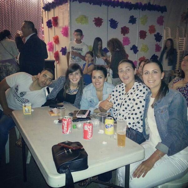 AlbaPEscalona's tweet photo. Empezamos la feriaa de la mejor forma! Con @Patrygambi @marirueda11 @lourdes79903388 @sergio7moly http://t.co/maDU4YUJvd