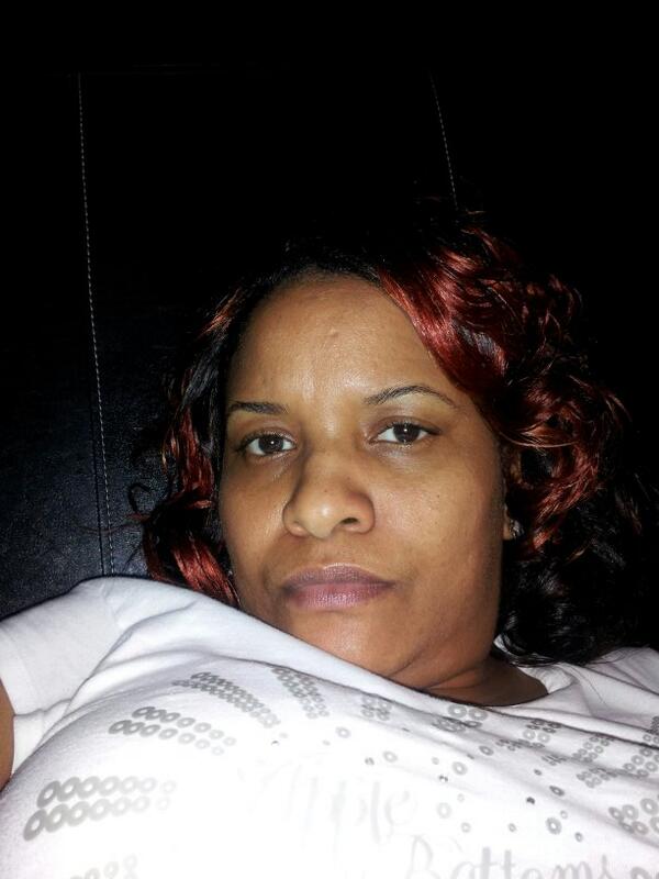 1sweeetgemini's tweet photo. Dnt laugh i'm bored takin pics wit this shirt i had on under my wrk shirt (Apple Bottom) http://t.co/0mC1JzNlRu