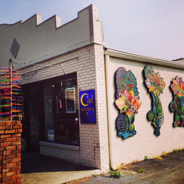SouthEndCLT's tweet photo. The @CielGallery looks alive today! #colorbydesign http://t.co/xfBz5ASHSf