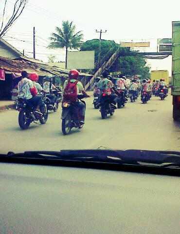 #suaraBDG via <a href="/dickytelecaster/">just ride my enemies</a>: lulus, corat-coret seragam. Pdhl disumbangin aja krn byk yg butuh, jd ga mubazir