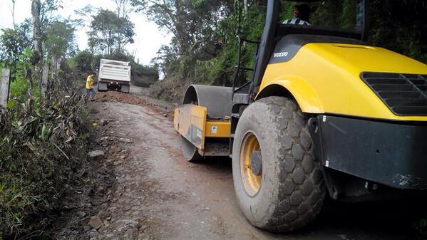 KELVINROBLES4's tweet photo. Seguimos mejorando las vías de nuestro Departamento. Mantenimiento vía Miraflores - Campohermoso, mayor desarrollo. http://t.co/izkfgWjIpQ