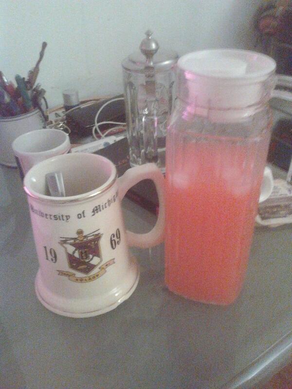 Ay tomar el clight de frutos rojos sin vodka es un gusto nuevo. Nunca lo había tomado solo.