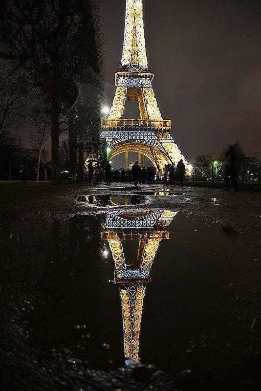LoViEnNatGeo's tweet photo. El reflejo de la Torre Eiffel. http://t.co/RfEQDVJQaw