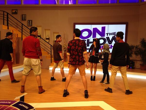 AnisaRahma_Adi's tweet photo. “@MilovaTV: Sebelum perform latihan dulu sama dancer #AnisaTappingAtOnTheShowRtv http://t.co/ehKgLrzRpW”