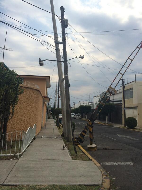 monchtol's tweet photo. @LindavistaUnida en la calle de Pulacayo esquina con Buenavista esta apunto de caerse un poste.. Urge reparación. http://t.co/BIoLDAOpKL